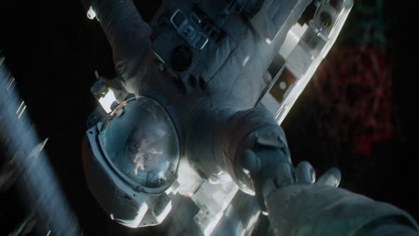 Náhled Gravitace-2013.HD.CZ.dabing.DVDRip.720p.mkv (4)