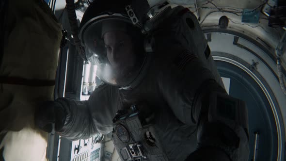 Náhled Gravitace-2013.HD.CZ.dabing.DVDRip.720p.mkv (5)