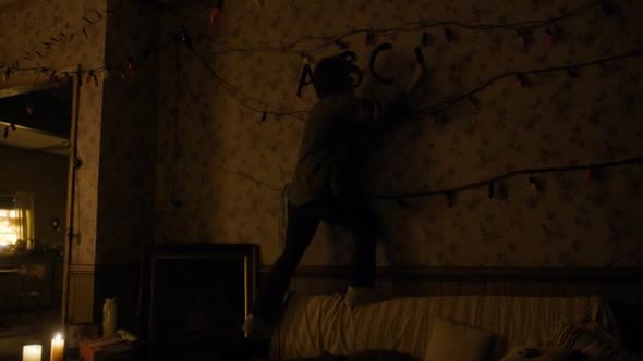 Náhled Stranger Things.S01E03.CZ titulky.WEBRip.avi (10)