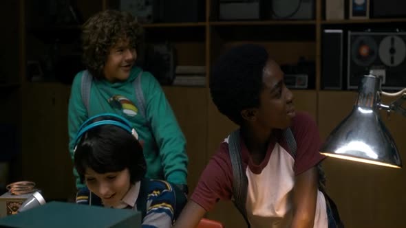 Náhled Stranger.Things.S01E01.mkv (6)