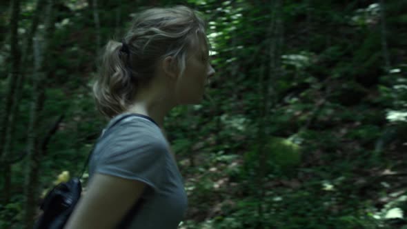 Náhled Les-sebevrahů---The-Forest-2016,-CZ.mkv (5)