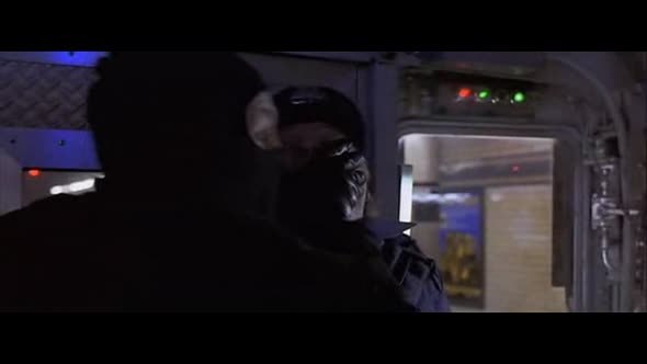 Náhled -komedie-Vlak-plny-penez-cz-dabing.csfd-62-akcni-komedie.avi (9)