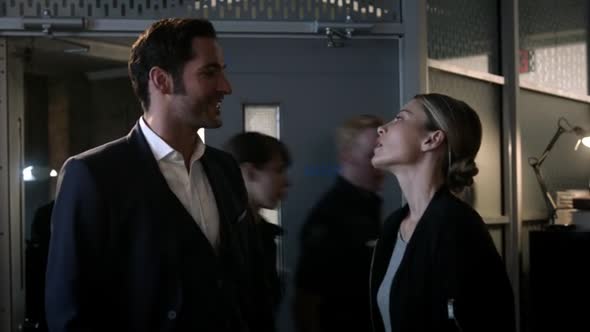 Náhled Lucifer.S02E03.HDTV.x264-LOL.mkv (3)
