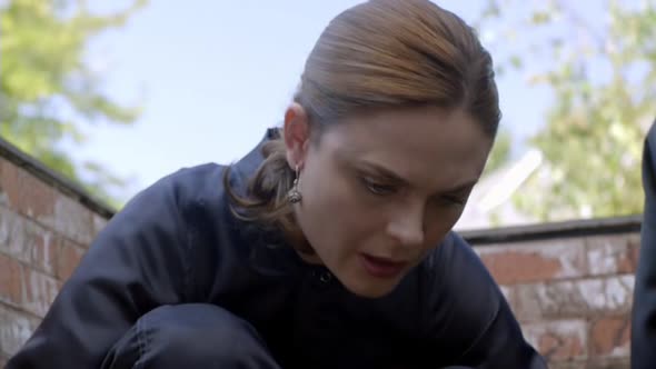 Náhled Sberatele kosti - Bones S05E04 Nebezpecne predmesti (CZ).avi (1)