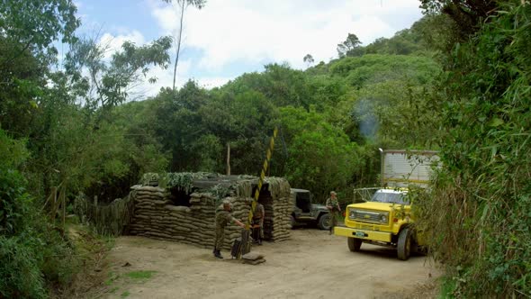 Náhled Narcos.S01E09.720p.WEBRip.x264-TASTETV.mkv (6)