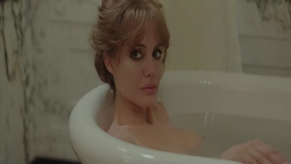 Náhled By.the.Sea.2015.BRRip.Xvid.AC3.CZ.avi (8)