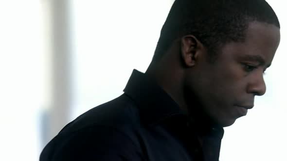 Náhled Podfukáři S05E02 - Hustle - DVDrip CZdabing.avi (2)