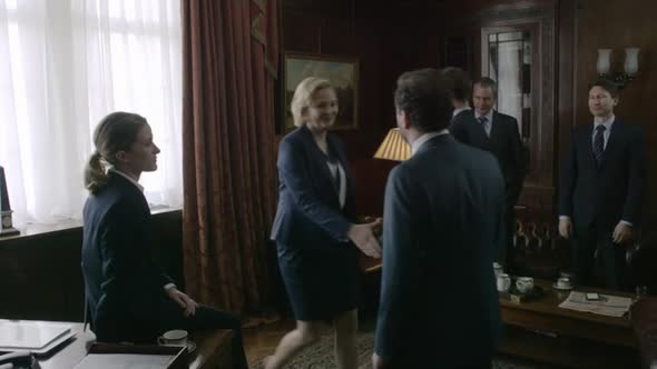 Náhled the.night.manager.s01e03.hdtv.x264-Nicole.mp4 (7)
